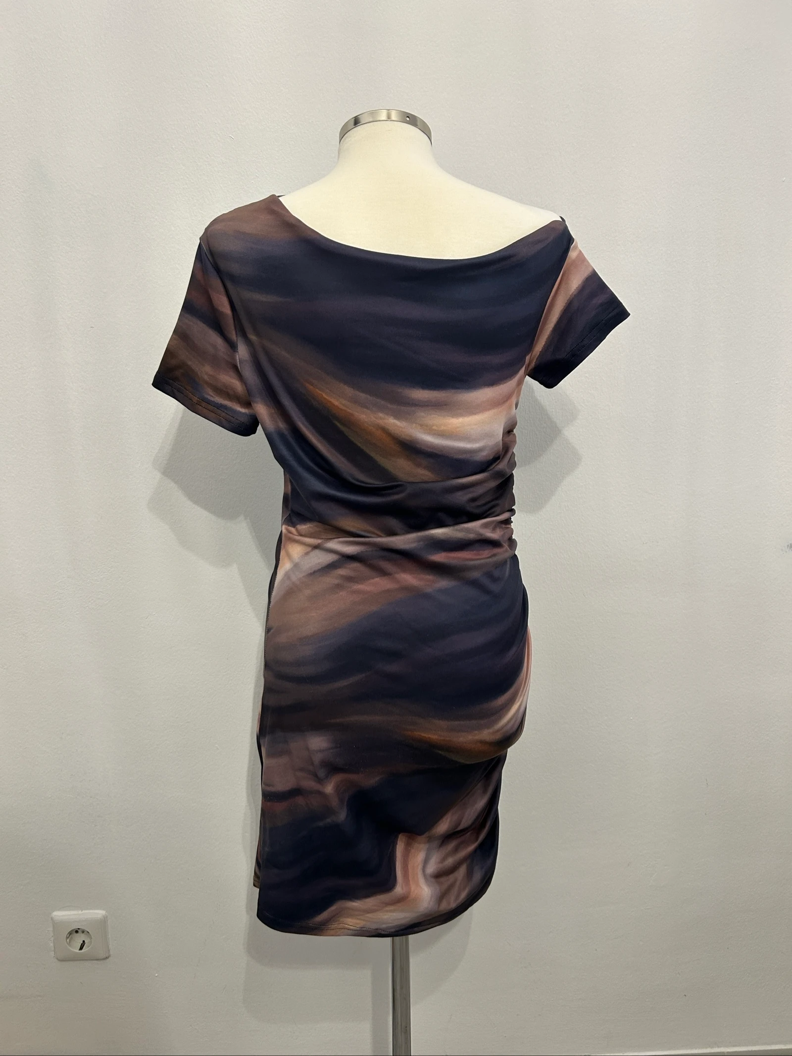 Robe ajustée plissée effet marbre/tie-dye – photo 3